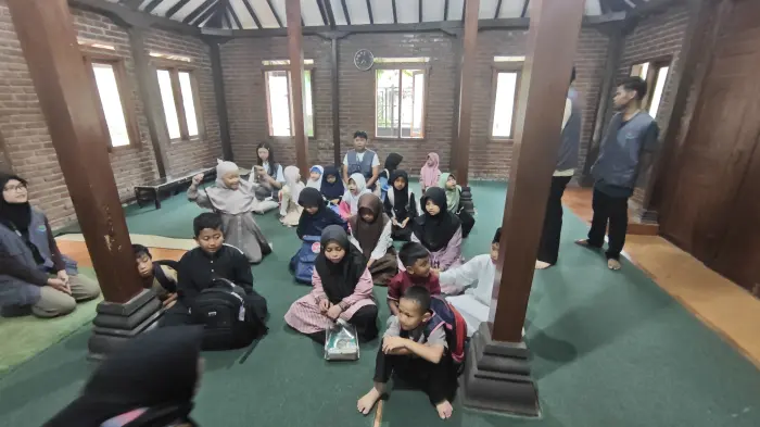Artikel KKN Universitas Al Ghifari: KKN MITRA NAWASENA 26 Gelar Fun English Gratis untuk Remaja Pasir Handap