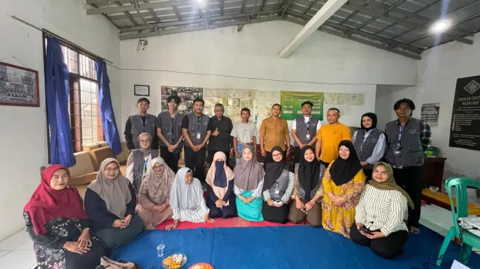 Artikel KKN Universitas Al Ghifari: Kolaborasi dengan Laskar Coffee, Mahasiswa KKN Sosialisasikan Pemanfaatan Limbah Cangkang Kopi Jadi Teh Cascara