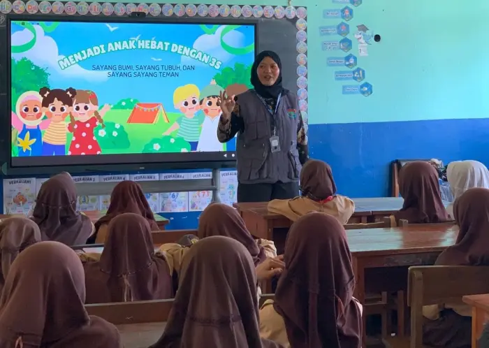 Artikel KKN Universitas Al Ghifari: Tanamkan Karakter 3S, Mahasiswa KKN Gelar TKA di SDN Ciwaru