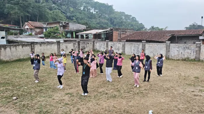 Artikel KKN Universitas Al Ghifari: Hidup Sehat, Gerak Sehat: Warga Kampung Pasir Handap Rutin Senam Bersama