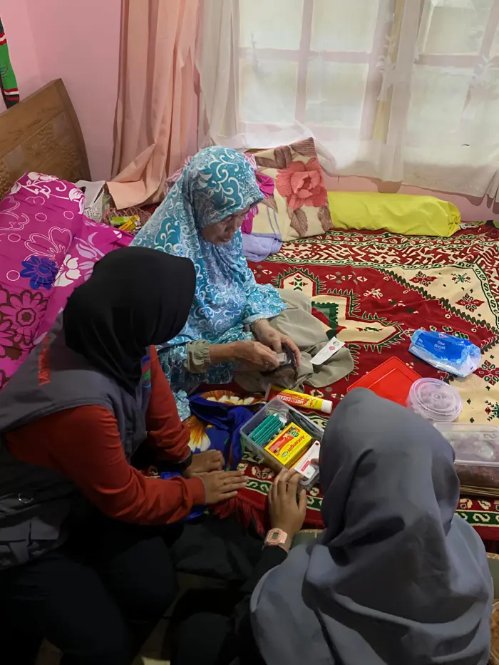 Artikel KKN Universitas Al Ghifari: Program Kerja Utama Gerakan Sadar Obat: Mahasiswa KKN 32 Dharma Pancakarsa Edukasi Lansia Desa Cibodas RW 10 Melalui Kunjungan Door to Door