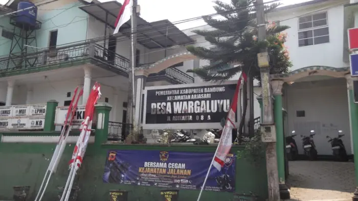 Artikel KKN Universitas Al Ghifari: KKN 39 Anata Karya Pasang Umbul-Umbul dan Gelar Ngeliwet Bersama Perangkat Desa Wargaluyu