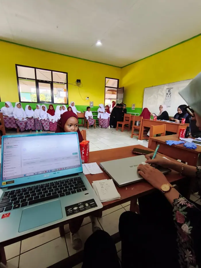 Artikel KKN Universitas Al Ghifari: Menjaga Kesehatan Sejak Dini: KKN Simpul Bagja Bersama Puskesmas Gelar Cek Kesehatan Gratis di SD Giri Mukti