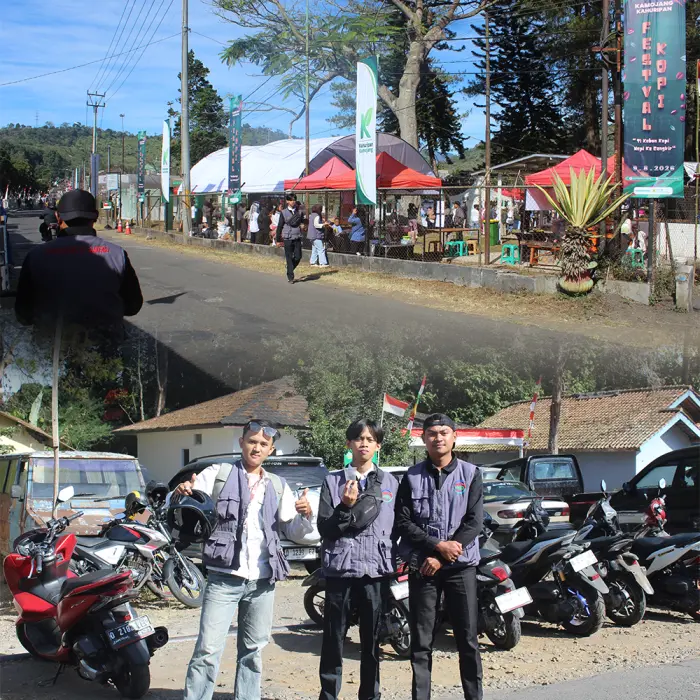 Artikel KKN Universitas Al Ghifari: Day 28 KKN Kerja Bakti Desa & Petualangan Seru di Festival Kopi Kamojang