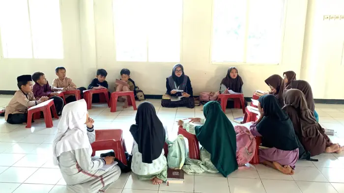 Artikel KKN UNFARI: Hari ke-24 KKN: Berpartisipasi dalam Kegiatan Keagamaan dan Kehidupan Masyarakat Desa dari Kelompok ADHIKARA BAKTI KELOMPOK 16
